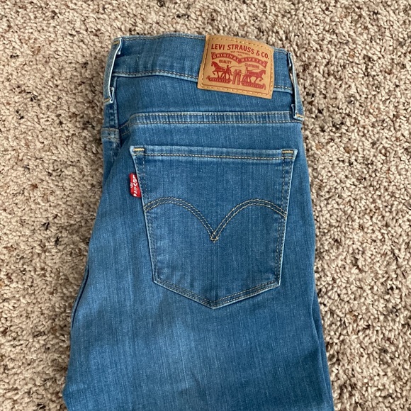 Levi Skinny Jeans - Picture 2 of 7